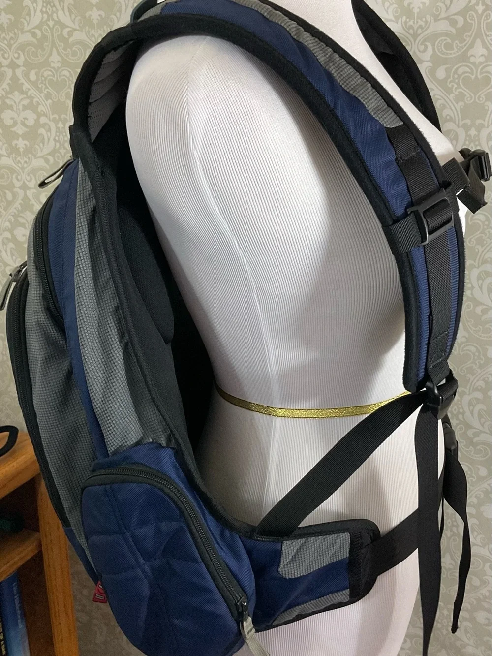 Eagle Creek Nylon Blue and Gray Unisex Backpack Hiking Travel Adjustable
